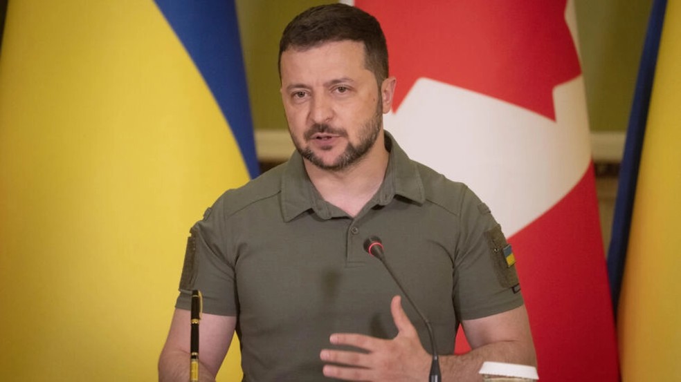 O presidente ucraniano, Volodymyr Zelensky, durante coletiva de imprensa em Kiev neste sábado, 10 de junho de 2023. — Foto: AP - Efrem Lukatsky