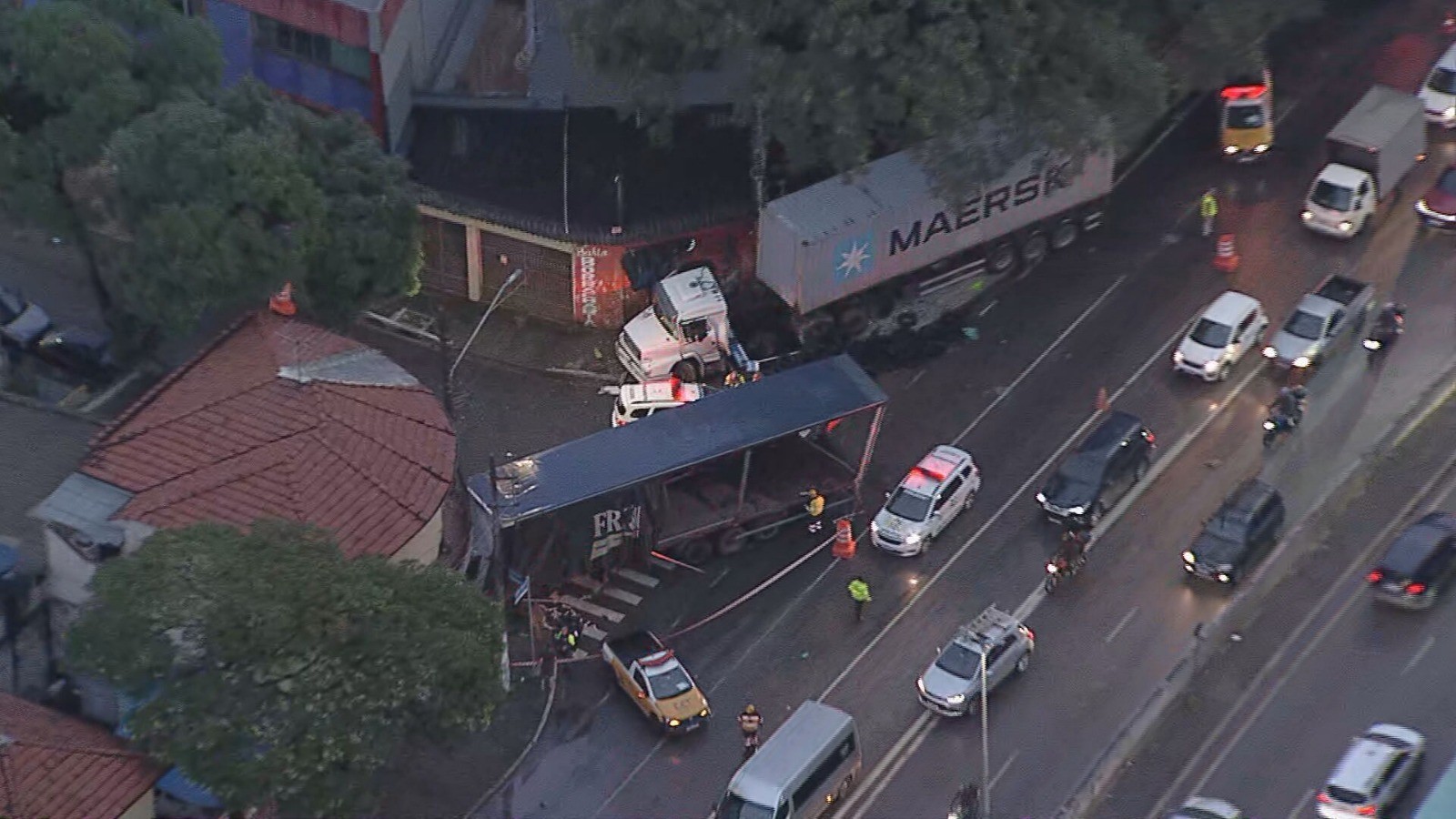 Carretas batem, atingem comércio e interrompem trânsito na Av. Salim Farah Maluf, na Vila Prudente, Zona Leste de SP 