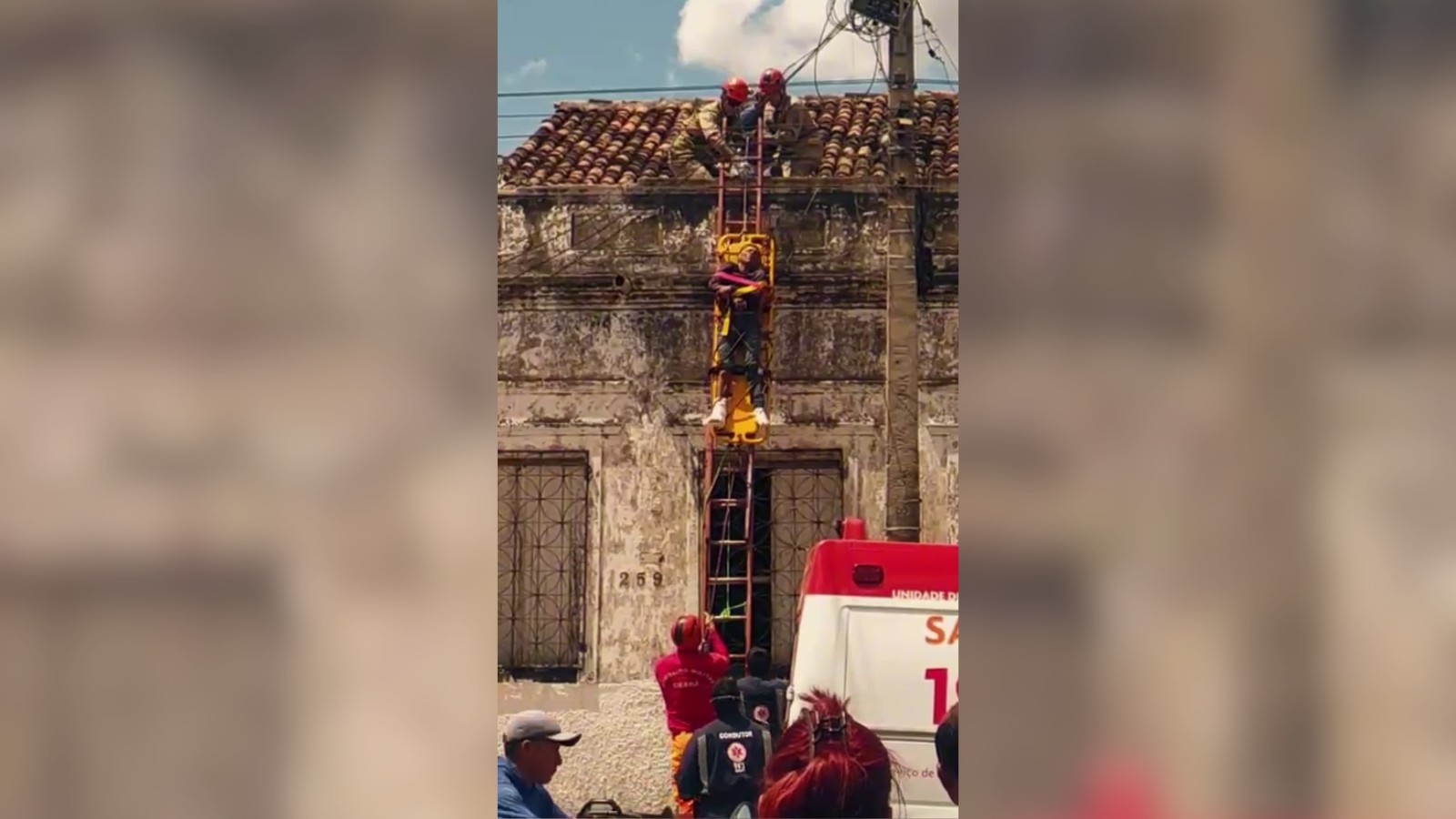 Homem sofre choque elétrico em telhado e é resgatado por bombeiros no Ceará