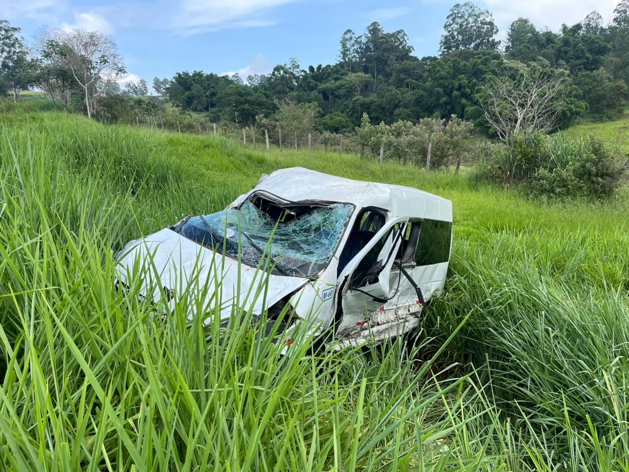 Duas pessoas ficam feridas em acidente entre carro e van na Rodovia Marechal Rondon em Botucatu