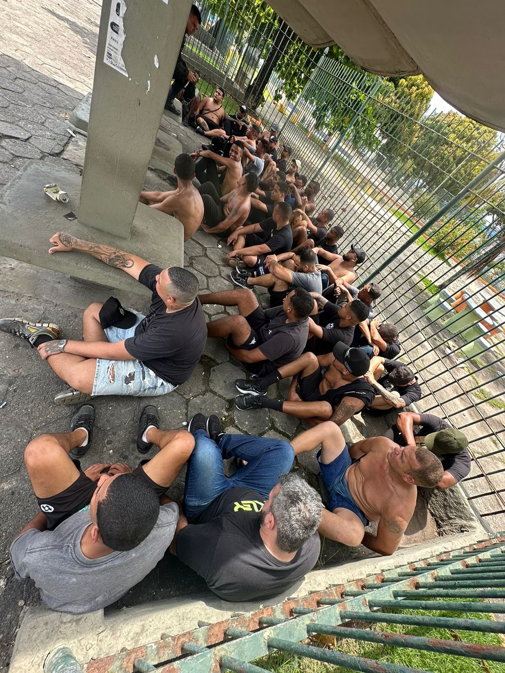 Torcedores são detidos após confronto em São Gonçalo — Foto: Reprodução/Redes Sociais