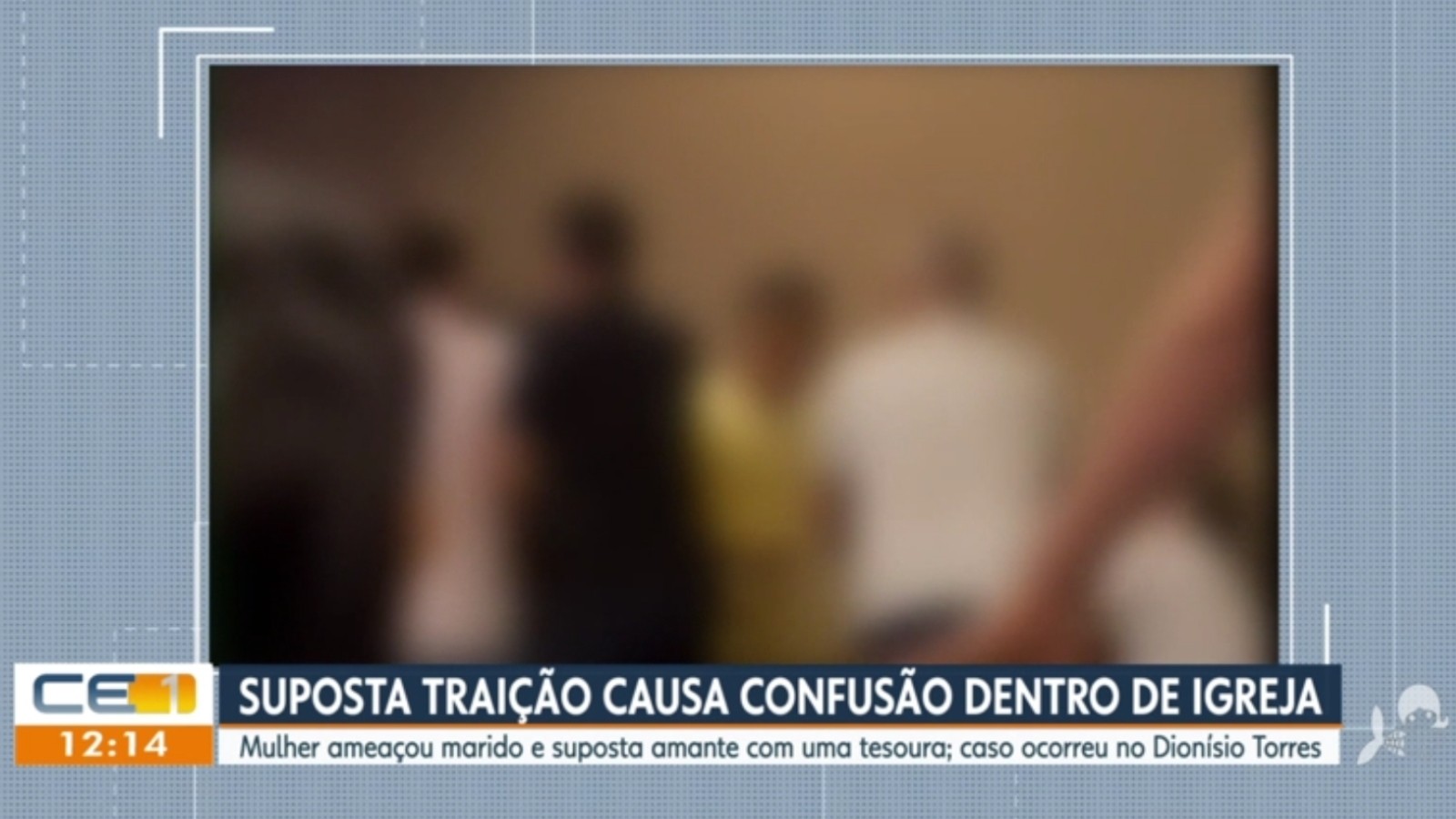 Mulher entra em igreja com tesoura, acusa marido de traição e ameaça a amante