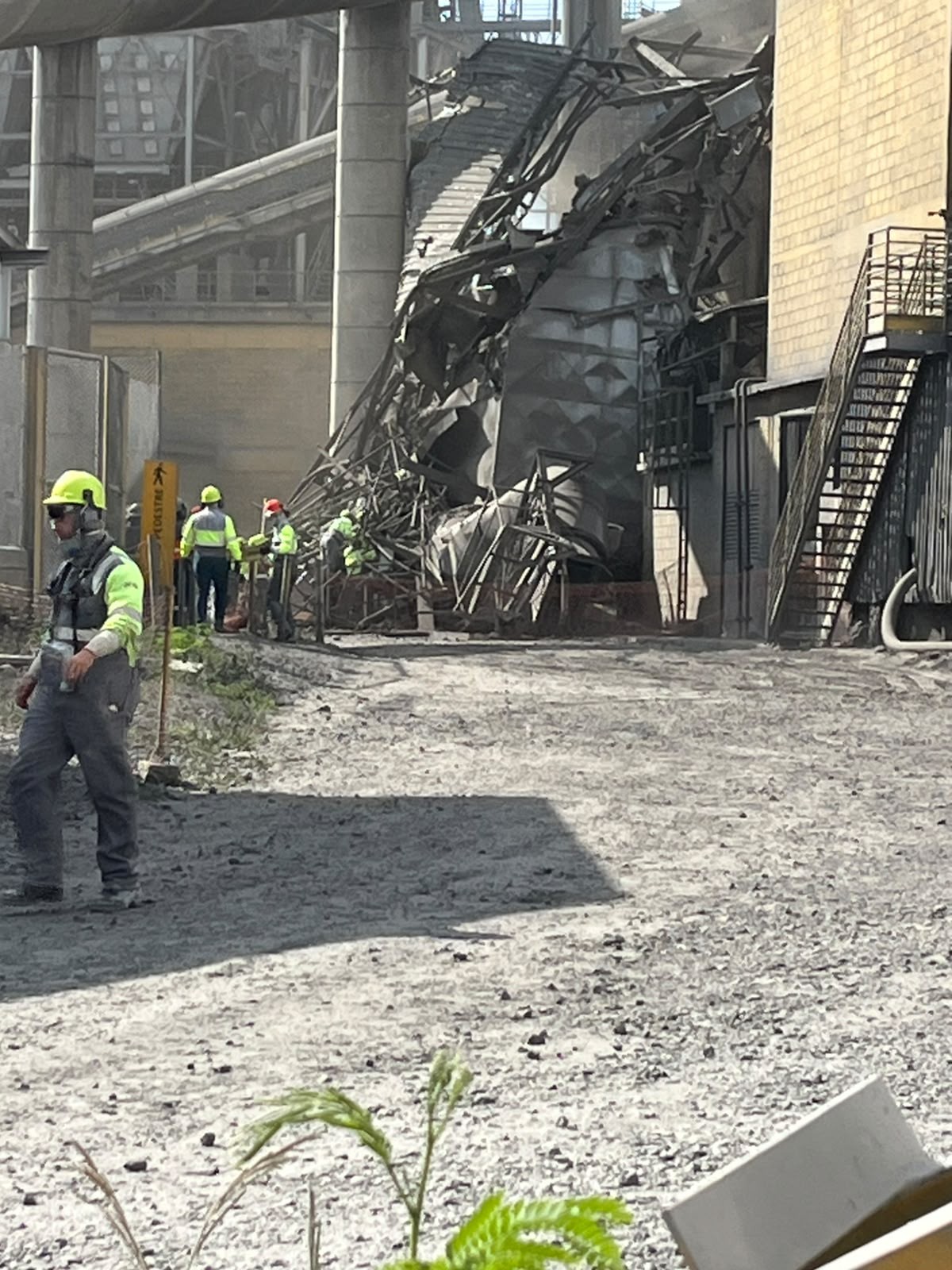 Trabalhador morre após estrutura metálica desabar sobre caminhão em mineradora em MG