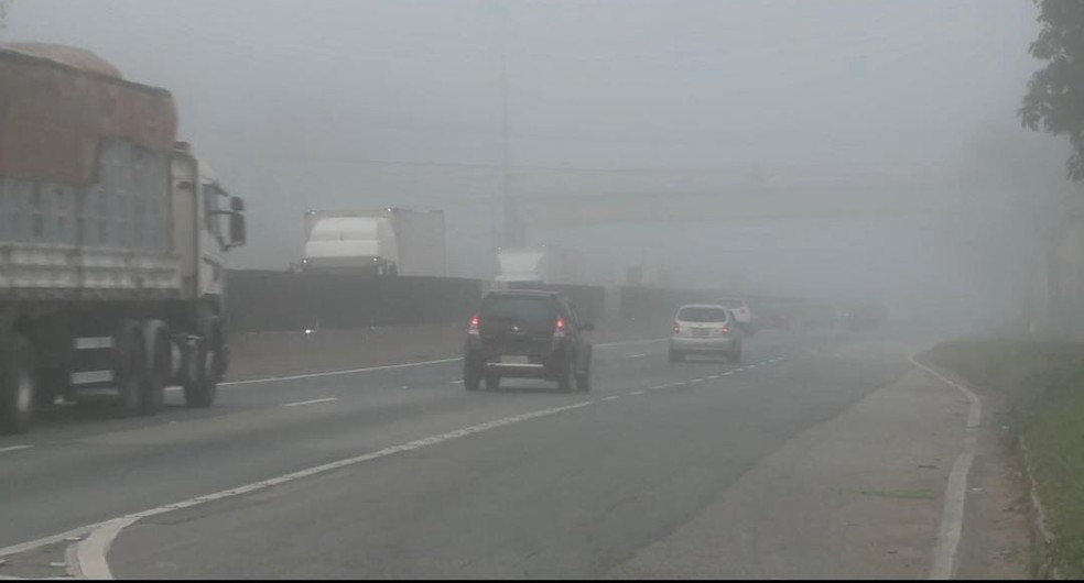 Neblina toma conta da Dutra — Foto: Tv Vanguarda