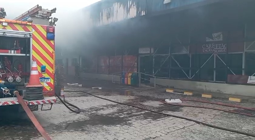 Incêndio atinge restaurante de posto de combustíveis da BR-376, no Paraná; bombeiros tentam resgatar vítima presa