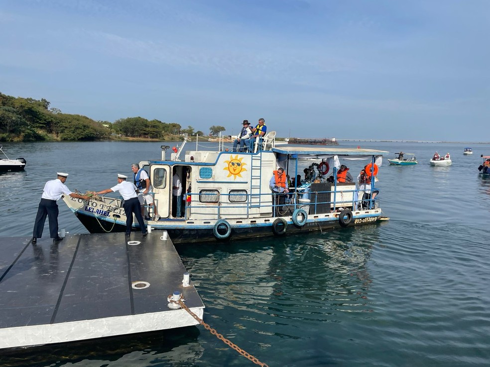 Fiéis católicos realizam procissão fluvial de Nossa Senhora dos Navegantes — Foto: Mariana Perussi/TV Fronteira