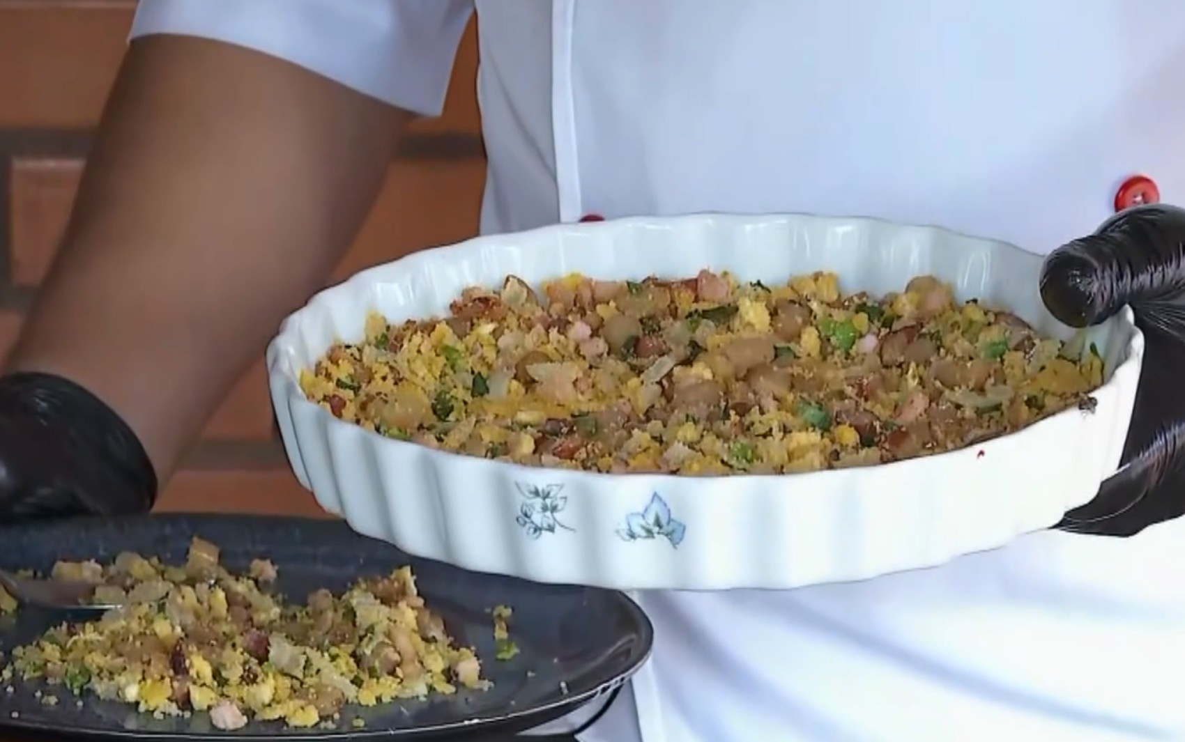 'Barato da Cozinha' ensina receita de farofa de pinhão com ovo e bacon para o período de inverno 