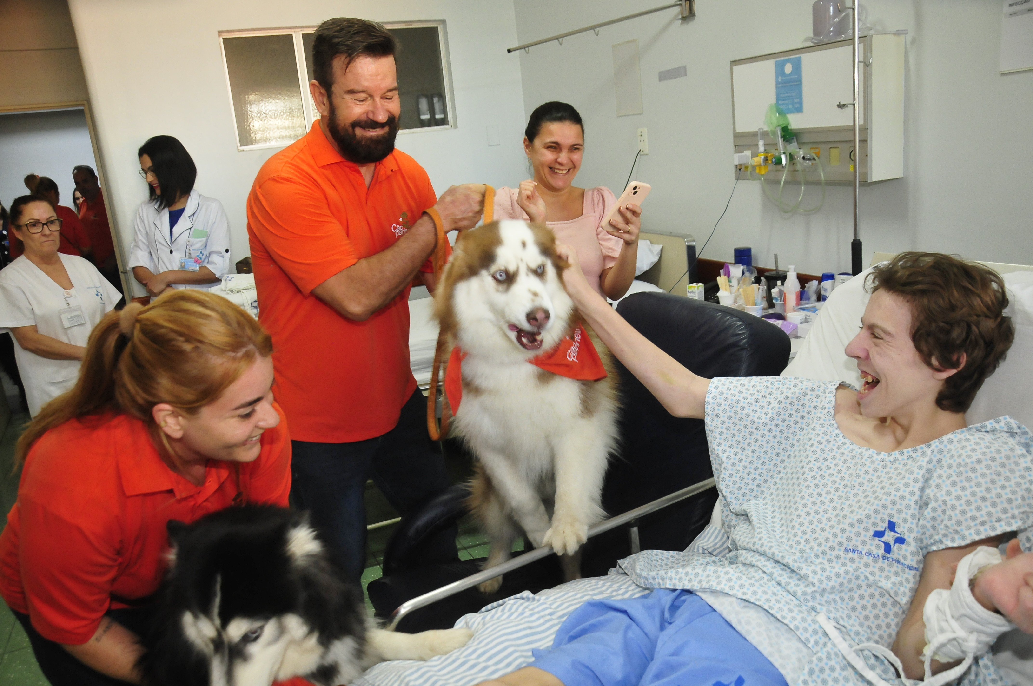 Terapia com cães leva alegria a paciente com TEA em hospital de ...