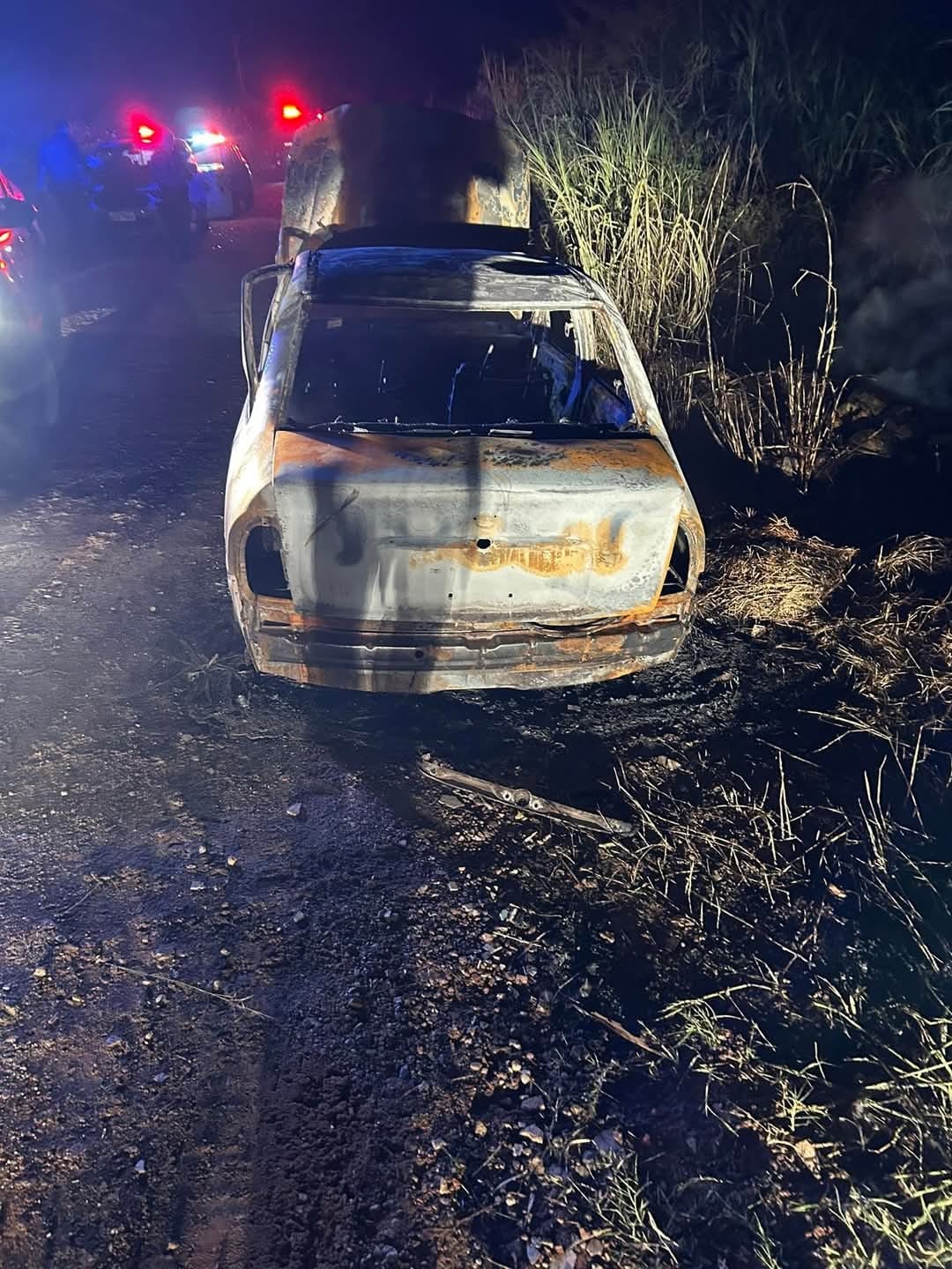 Corpo é encontrado ao lado de carro incendiado na zona rural de Cabreúva