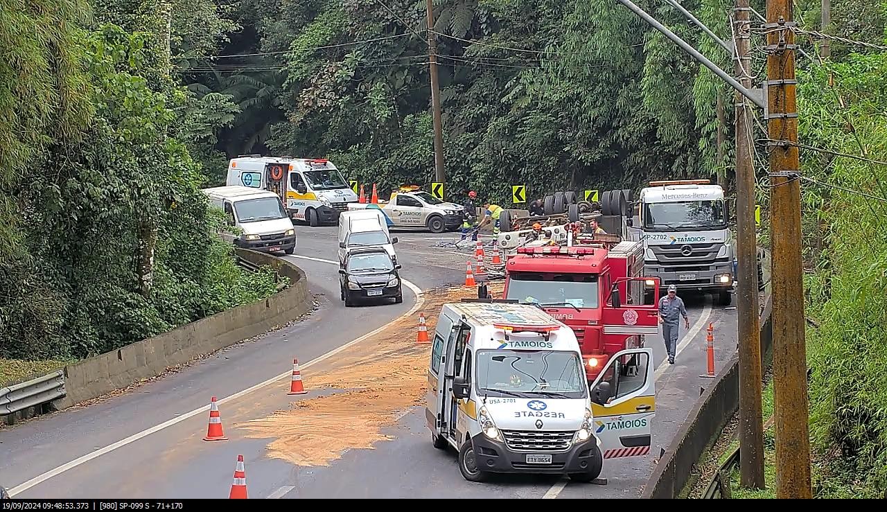 Caminhão tomba na descida da serra da Rodovia dos Tamoios, em Caraguatatuba