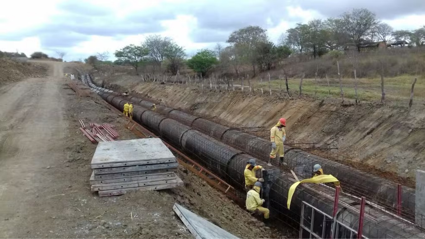 Compesa paralisa Adutora do Agreste e afeta abastecimento de água em 11 cidades; veja a lista
