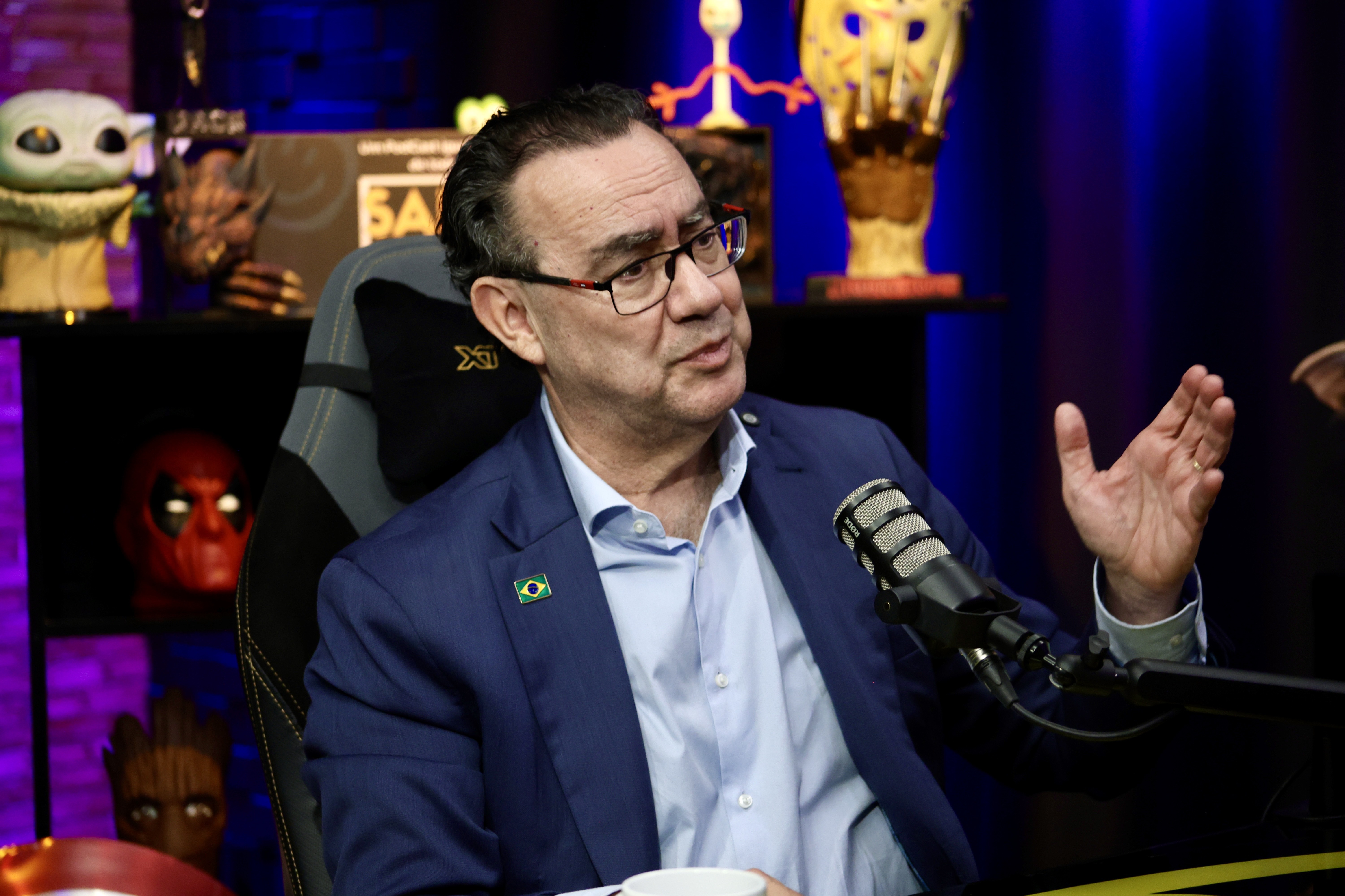 Augusto Cury diz que Flávio Bolsonaro 'não é tanto de direita' e o situa 'até para a esquerda'