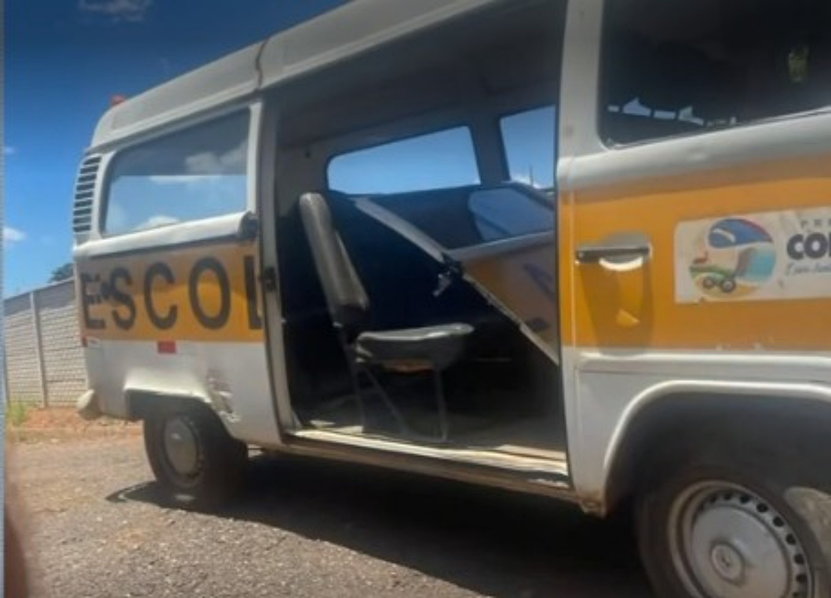 VÍDEO mostra carro da prefeitura de Congonhal fazendo transporte de alunos com cinco crianças no banco de trás 