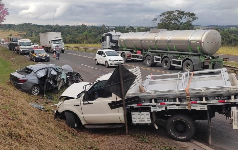 Vítima é socorrida em estado grave após batida frontal entre carro e caminhonete em Mirassol — Foto: Polícia Rodoviária Federal/Divulgação