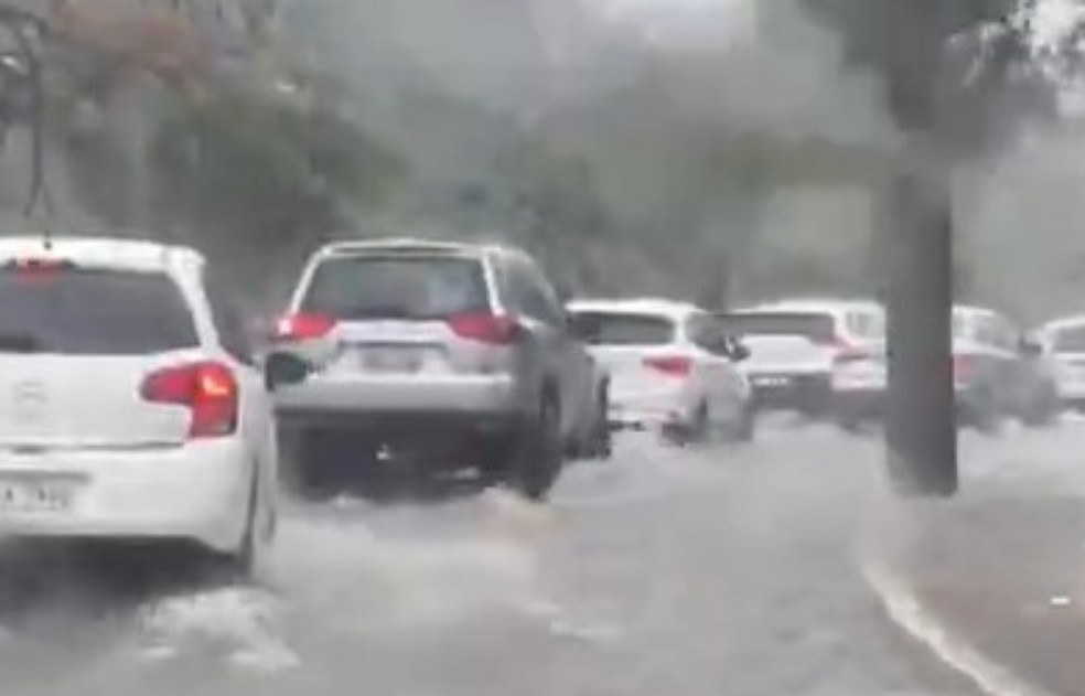 Chuva deixa trânsito lento no bairro de Nazaré, em Salvador — Foto: Reprodução/Redes Sociais