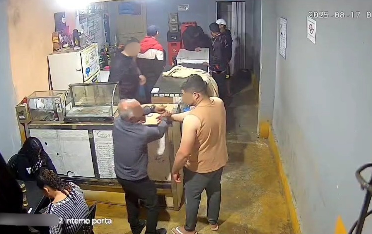 Homem suspeito de dar soco e derrubar idoso em bar é espancado por grupo em Capela do Alto