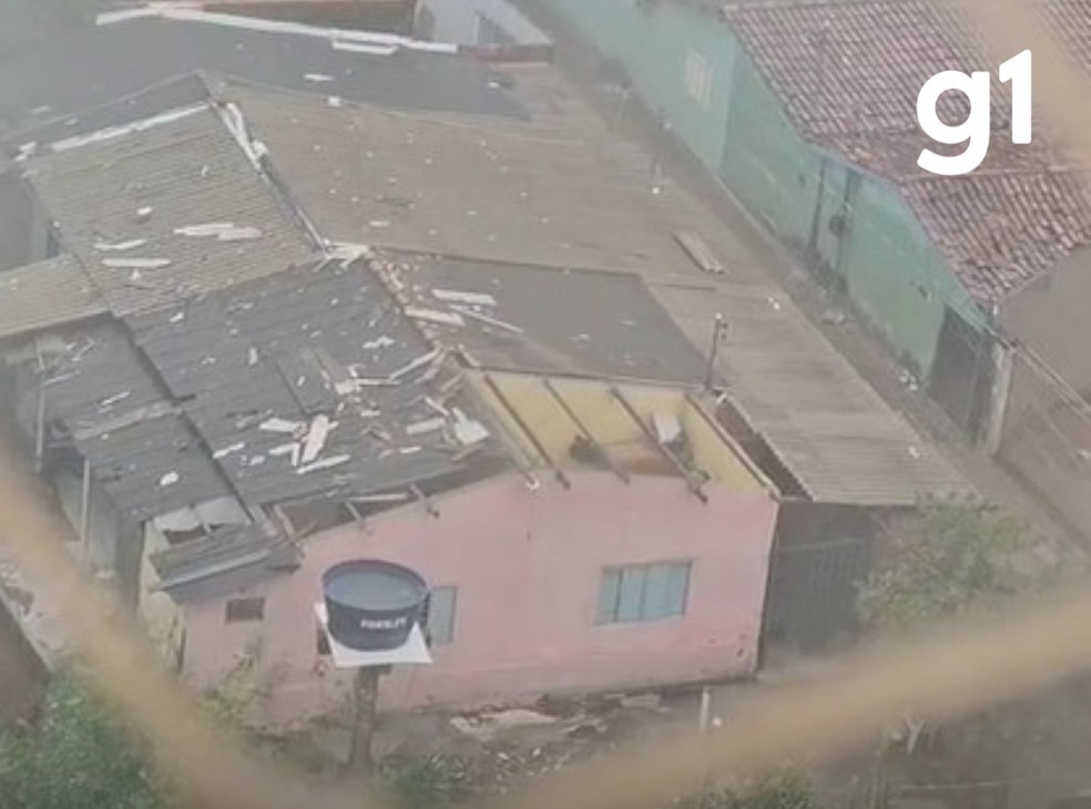 Casas ficaram destelhadas no bairro Santa Marta, em Cuiabá — Foto: TVCA