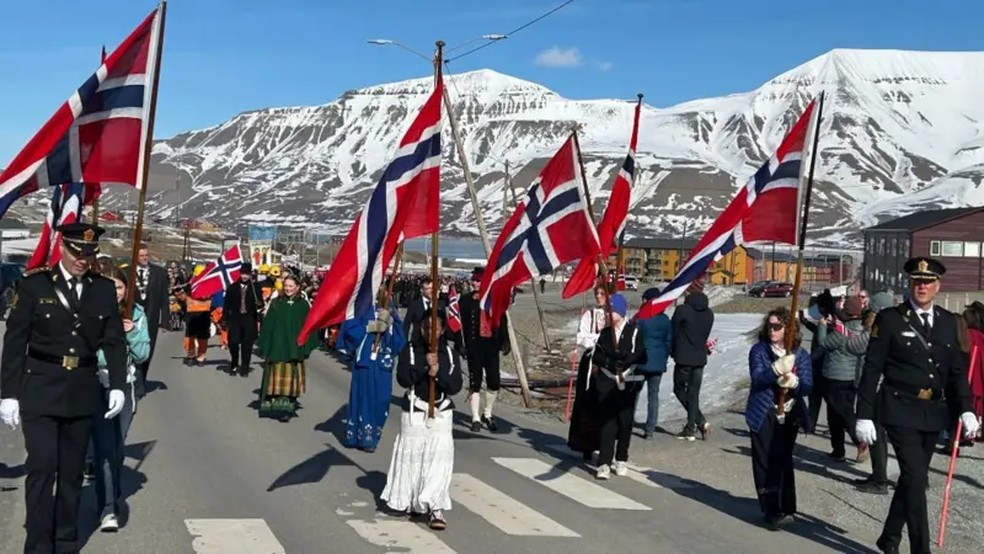 As pessoas em Svalbard celebram o Dia Nacional da Noruega. — Foto: BBC