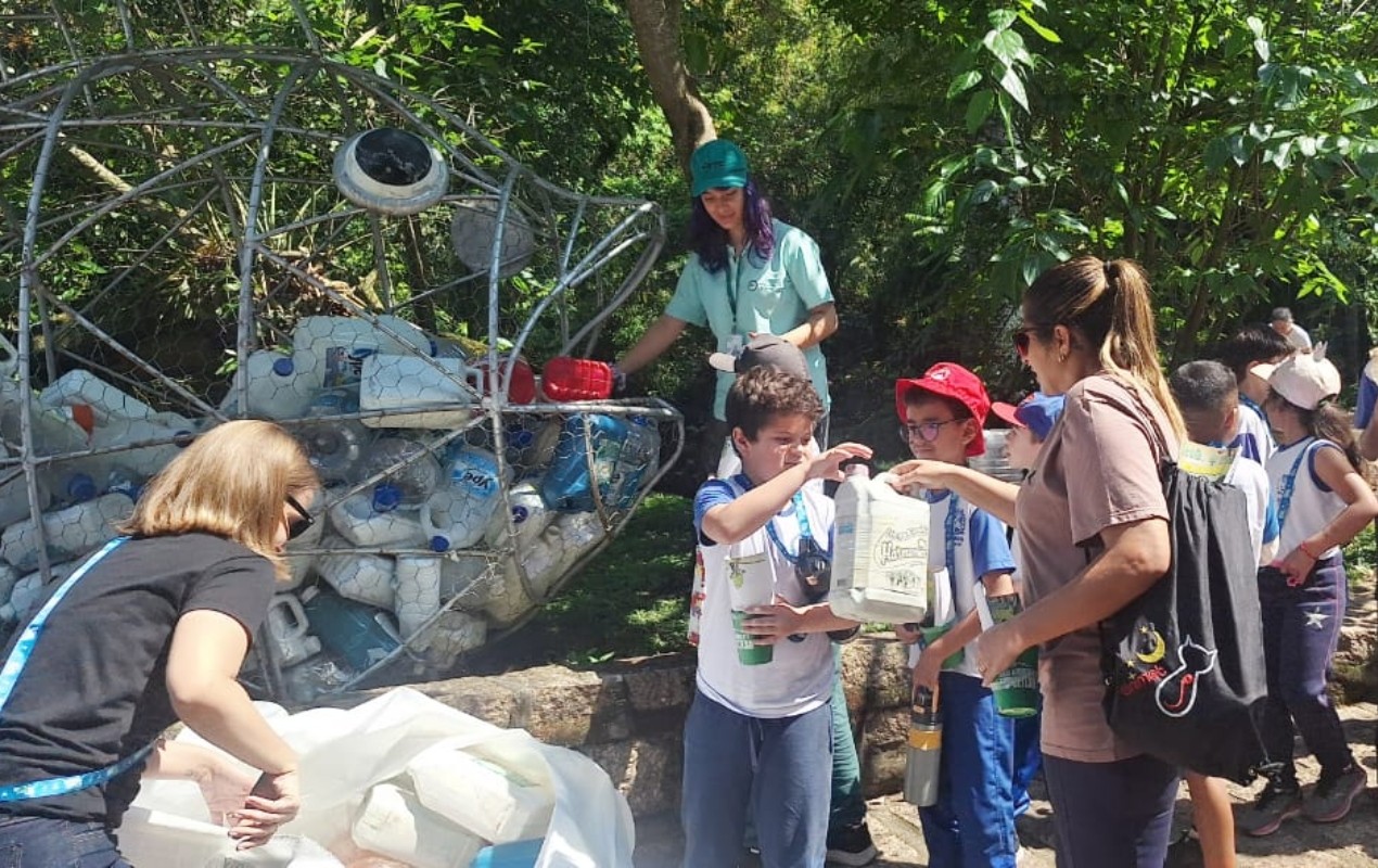Ação educativa com estudantes limpa usina histórica que ficou cheia de lixo com a cheia do Rio Tietê em Salto