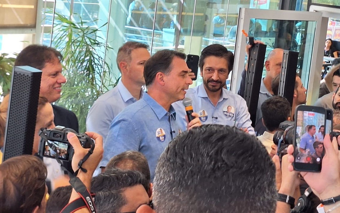 Ao lado de Tarcísio, Flávio Bolsonaro diz que pretende entrar para a história 'nem que seja como presidente de transição'