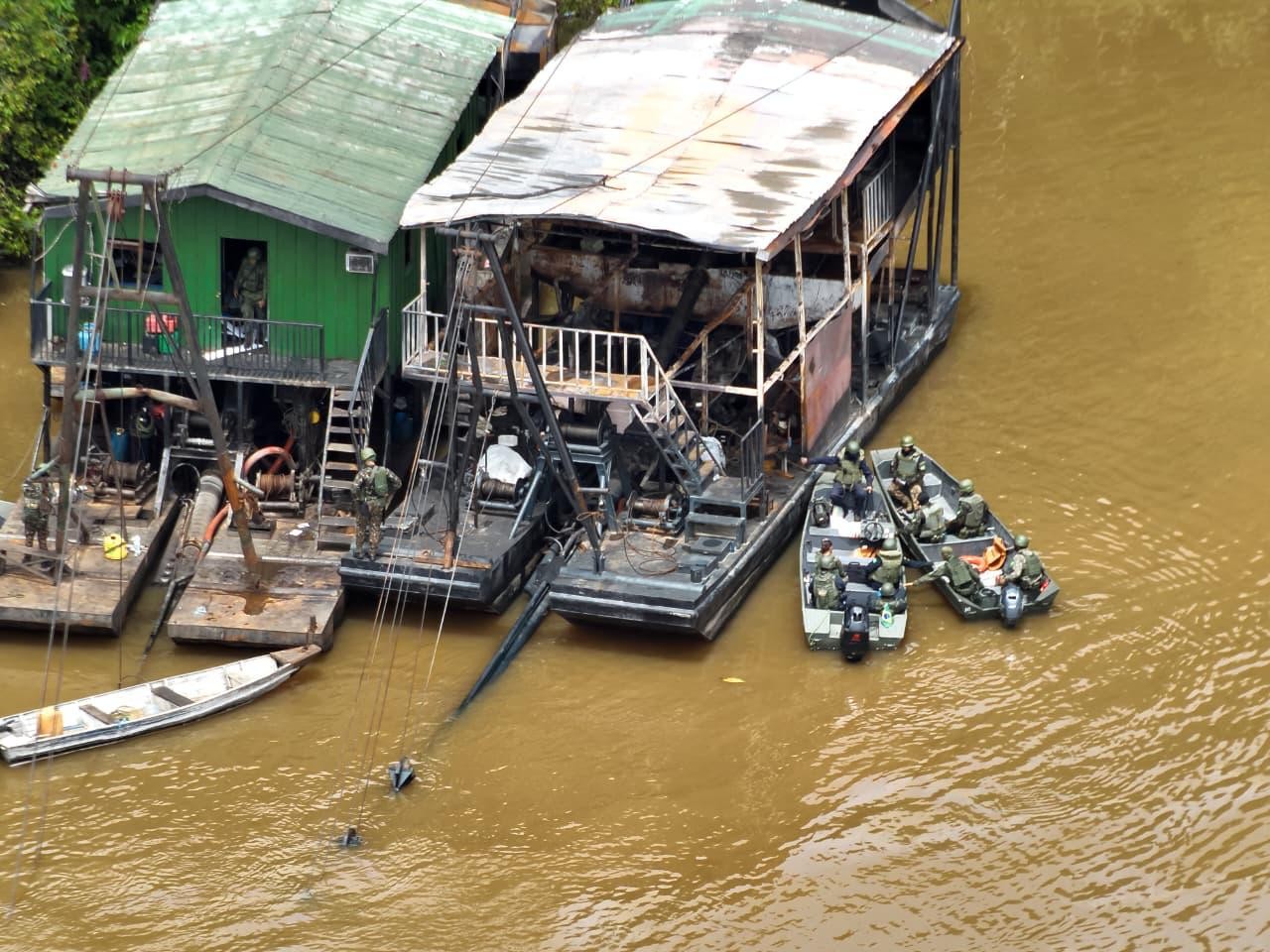 Operação inutiliza 50 dragas usadas para garimpo ilegal no interior do Amazonas