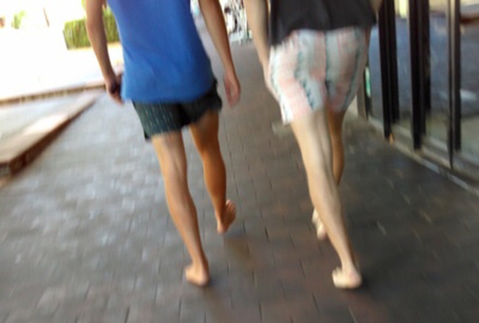 Pessoas descalças andando na Austrália — Foto: Reprodução