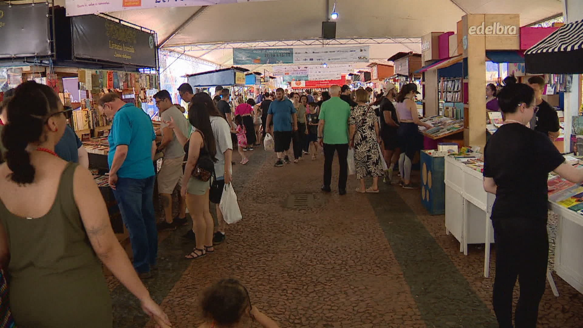 Vendas do primeiro fim de semana da Feira do Livro de Porto Alegre superam mesmo período do ano passado; veja números