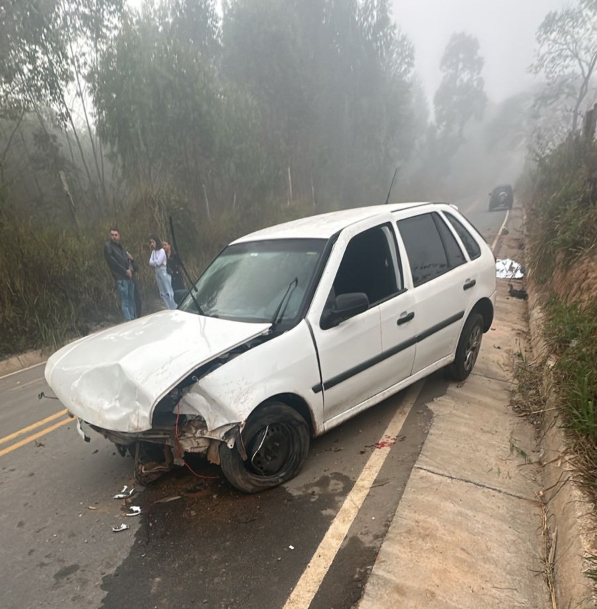 Jovem morre e outro fica ferido após carro capotar na zona rural de Divinópolis