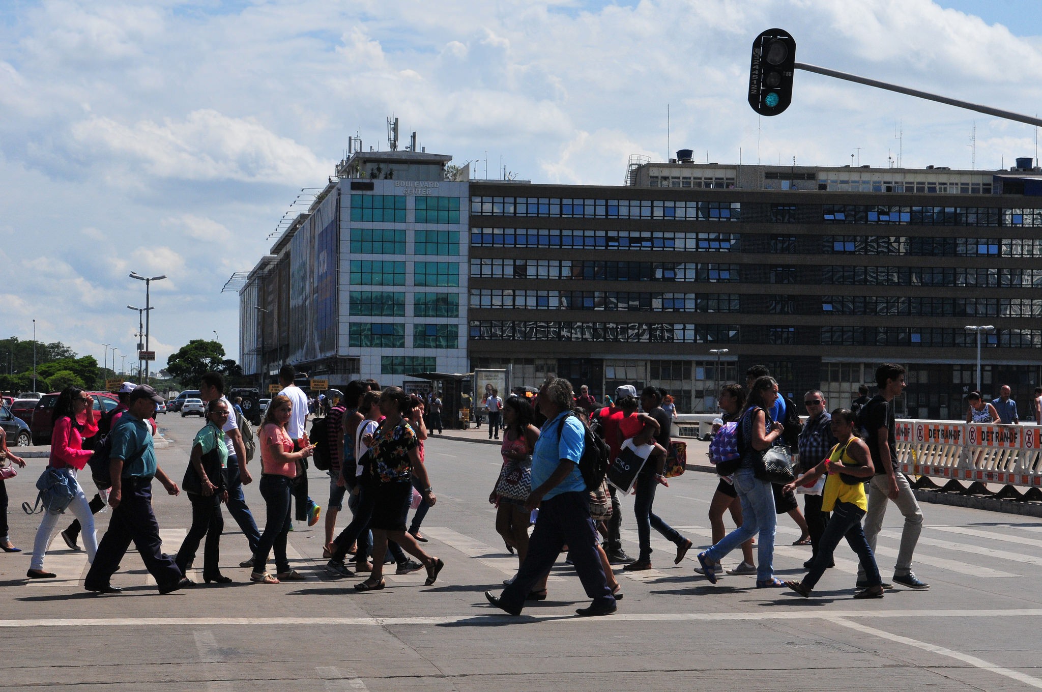 Negros são maioria no mercado de trabalho no DF, mas ainda recebem os piores salários; veja dados