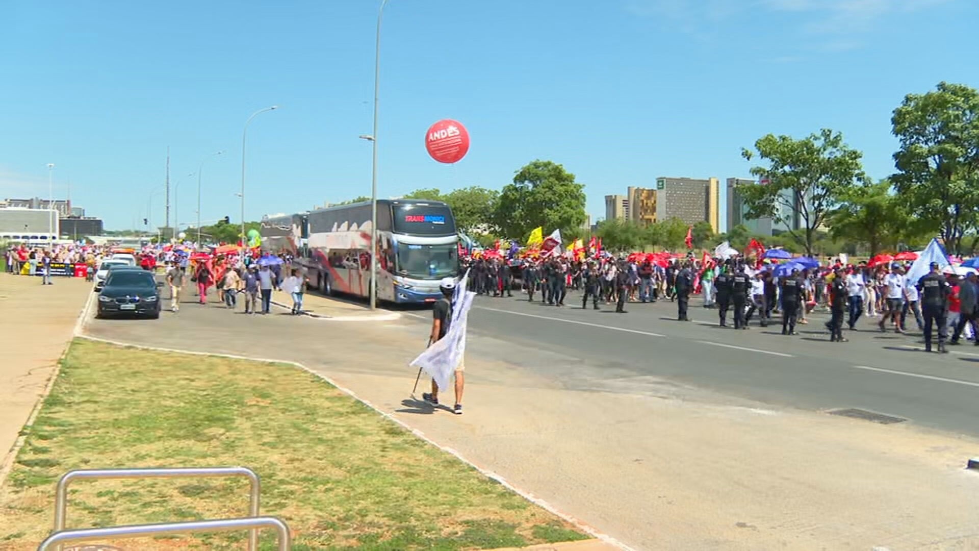 Servidores marcham contra a reforma administrativa na Esplanada dos Ministérios, em Brasília; entenda