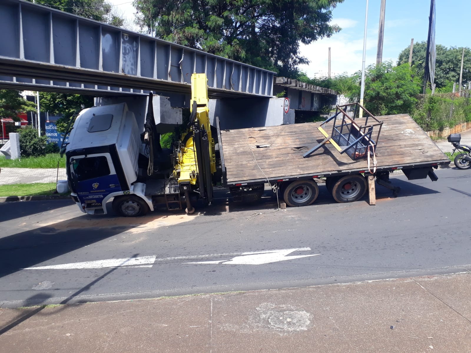 
Caminhão entala em pontilhão da linha férrea no Centro de Sorocaba
