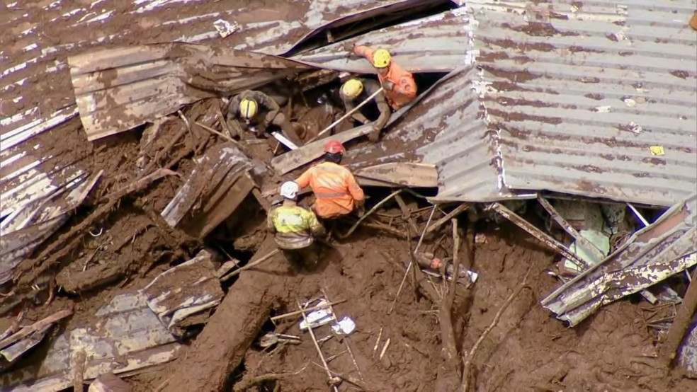 Buscas em Juiz de Fora — Foto: TV Globo/Reprodução
