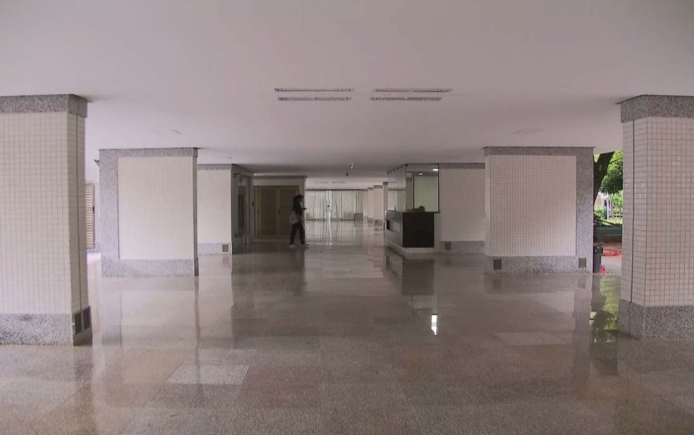 Iphan on X: #Brasília60  Fachadas e plantas livres, edifícios sobre  pilotis e janelas em uma sequência contínua. Essas características,  presentes nos edifícios residenciais de Brasília, são parte dos chamados  “cinco pontos