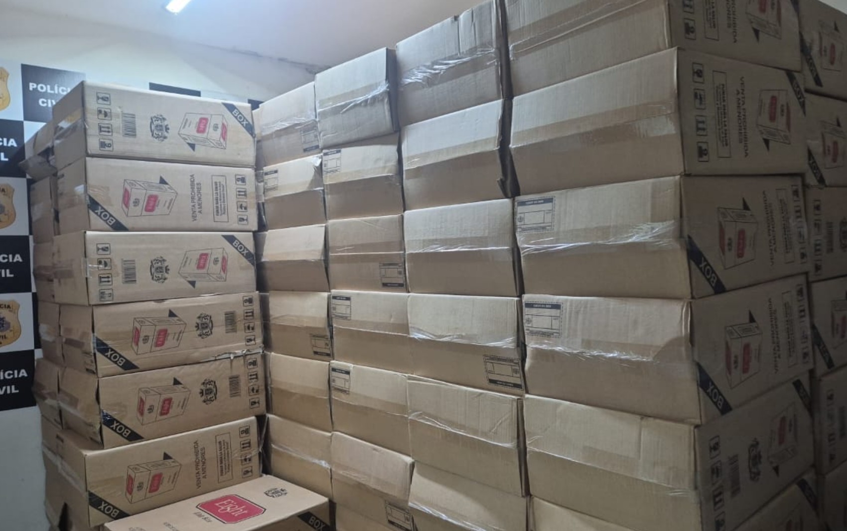 Carga com 130 mil maços de cigarros contrabandeados são apreendidos em van na BR-101