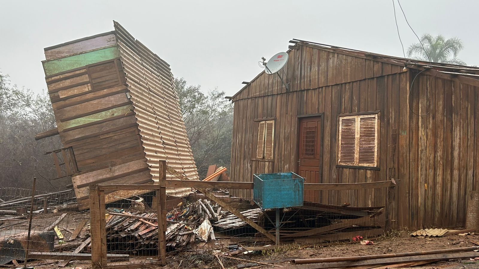 Casa tomba após enchente em Triunfo;  moradores encontraram cenário de destruição quando água baixou