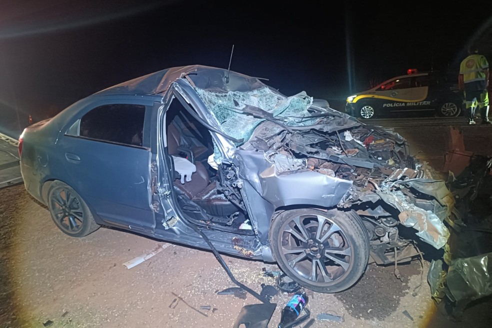 Carro bateu na traseira de um caminhão carregado com soja — Foto: Polícia Militar Rodoviária/Divulgação