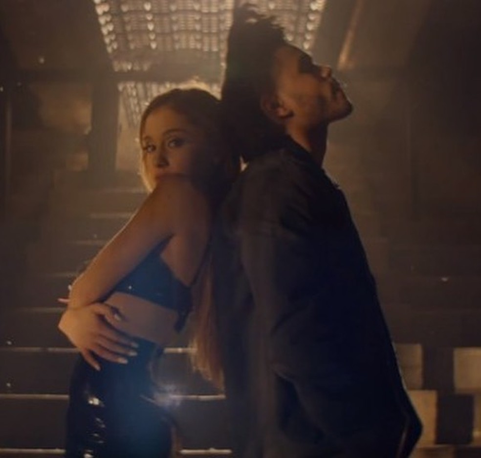 Dupla de sucesso! The Weeknd e Ariana Grande escalam até o topo do