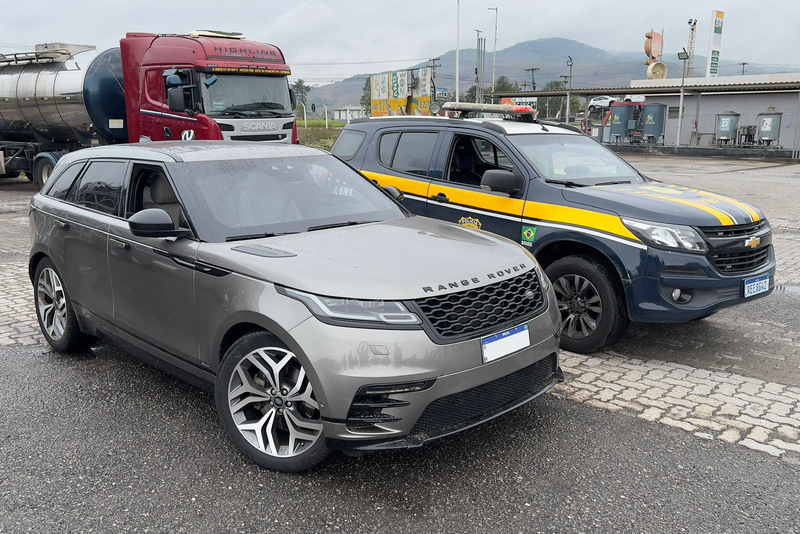 Carro importado avaliado em R$ 350 mil e com registro de roubo é encontrado em carreta-cegonha 