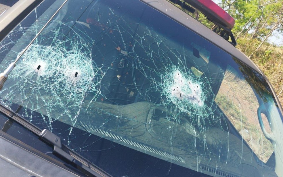 Troca de tiros ocorreu na Ponte Quinca Mariano, divisa entre Corumba&iacute;ba e Araguari, em Minas Gerais (MG) &mdash; Foto: Alan C&aacute;ssio