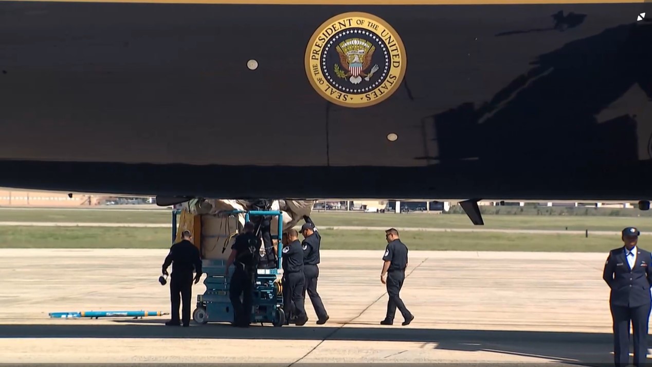 Inspeção no novo Air Force One atrasa decolagem de Trump; escorregador de emergência é acionado antes de decolagem