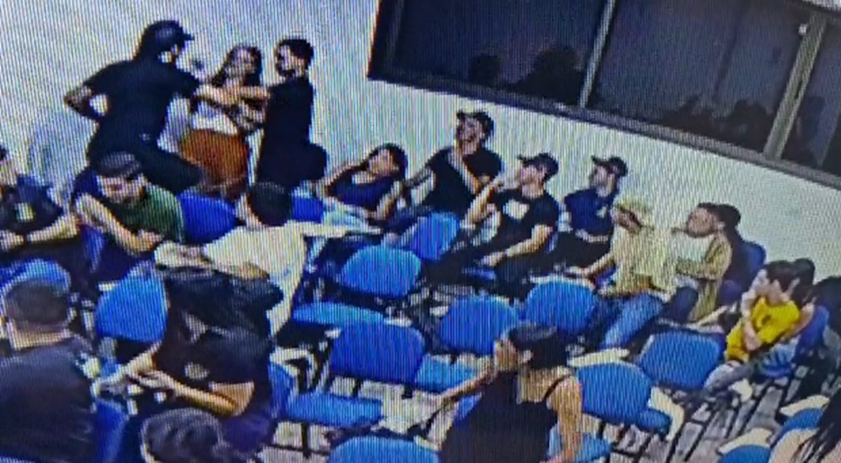 Câmera flagra agressão após briga por cadeira em faculdade de AL; VÍDEO