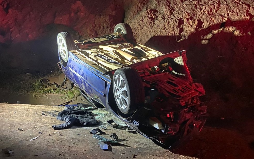 Carro com quatro pessoas bate em barranco em Areado, MG — Foto: Corpo de Bombeiros