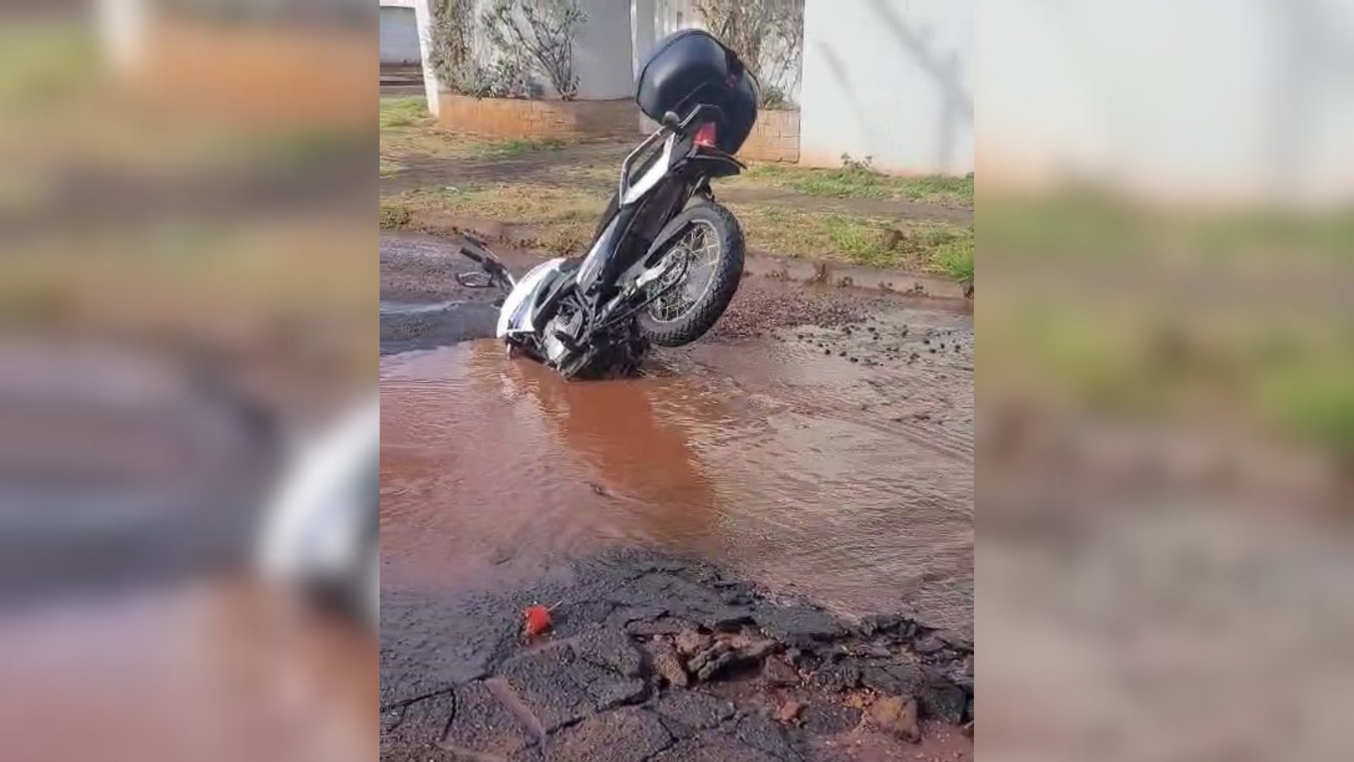 Moto ‘mergulha’ em cratera e assusta motociclista em Uberlândia