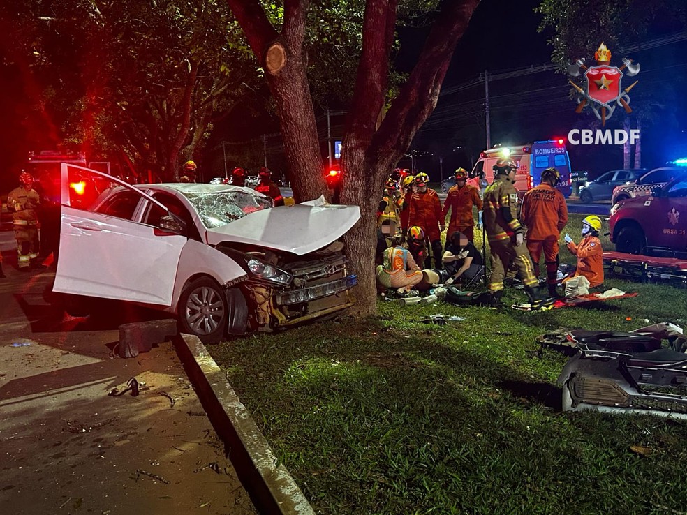 Bombeiros socorrem vítimas de acidente em frente ao Clube do Exército, em Brasília — Foto: CBMDF/Divulgação