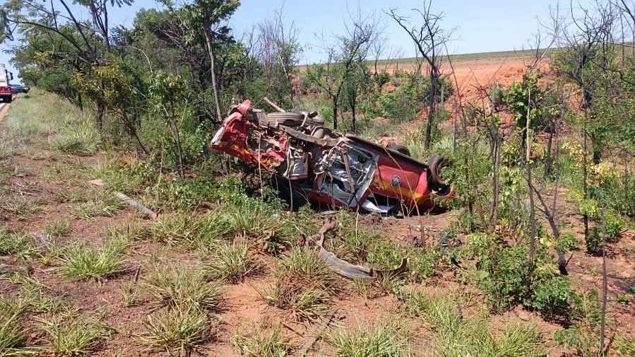 Viatura dos bombeiros bate em carreta e capota enquanto seguia para atendimento em MG