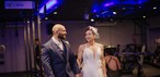 Casal se sentiu à vontade ao tirar fotos de casamento em ambiente que frequentam no cotidiano