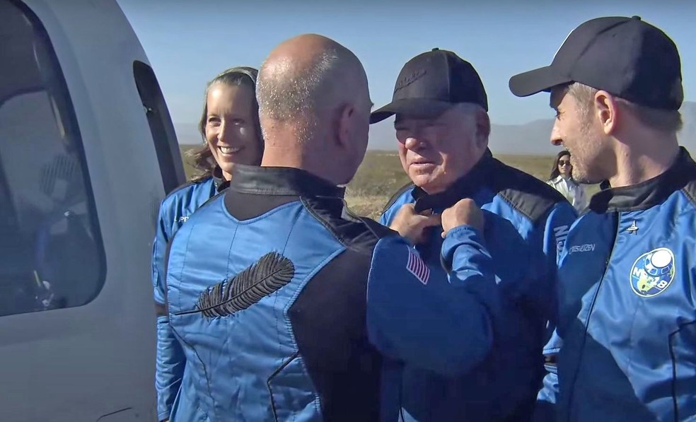 'Capitão Kirk' recebe medalhinha da viagem. — Foto: Blue Origin