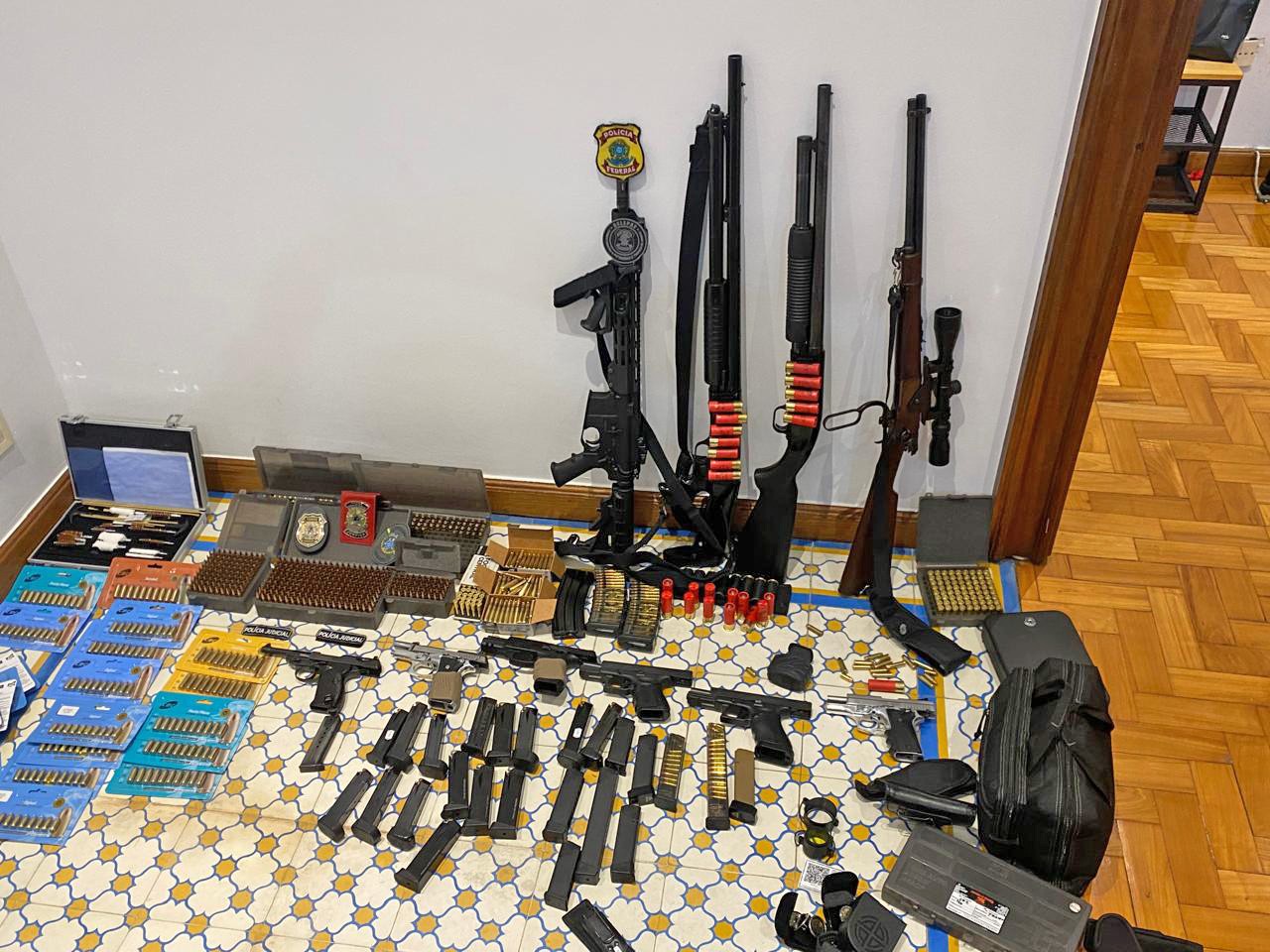 PF prende homem em flagrante durante operação contra compra ilegal de armas
