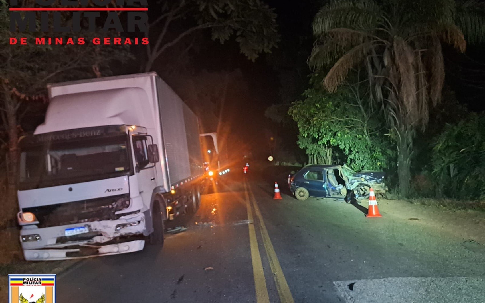 Carro e caminhão batem de frente na MG-455, em Andradas; motorista do veículo de carga foi preso