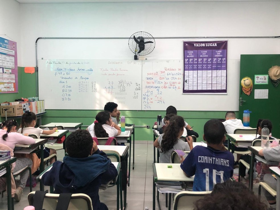 Alunos fazem atividade em sala de aula, em escola estadual de SP — Foto: Camila Quaresma/ g1